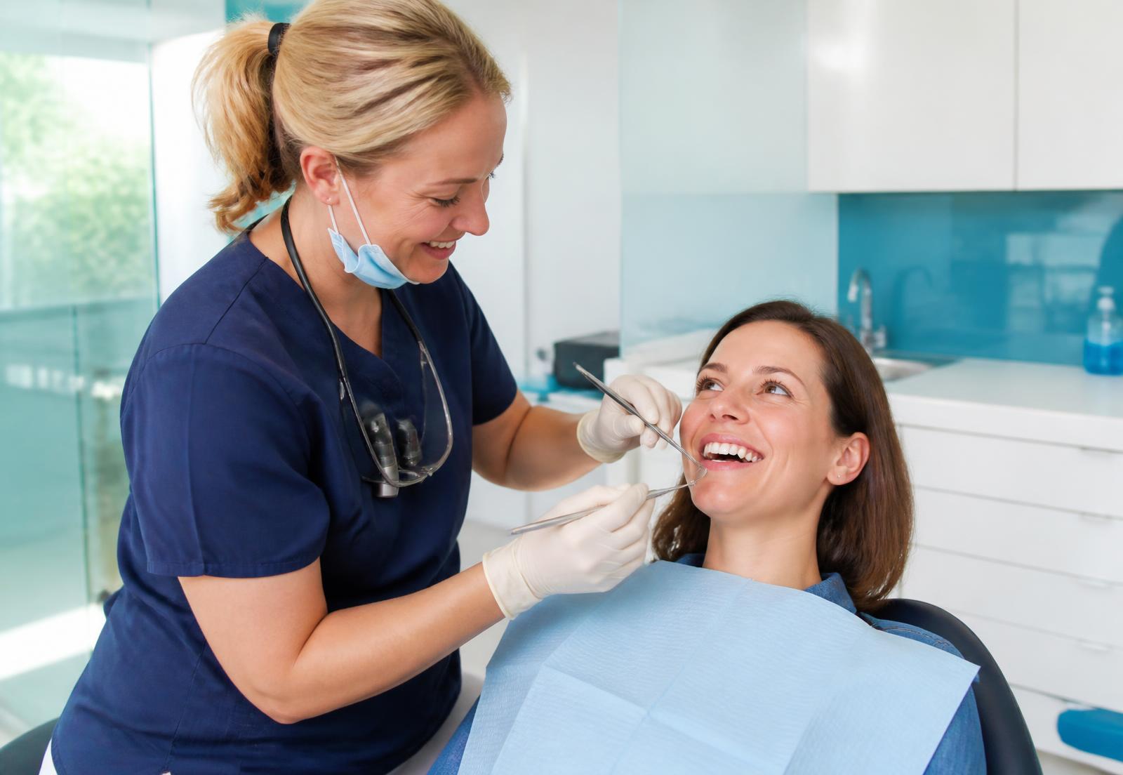 Dentista atendendo paciente em clínica do IODPAR